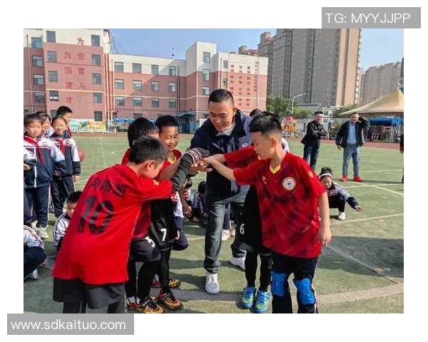 足球小群体的成长与发展探索如何在社区中培养热爱足球的年轻人